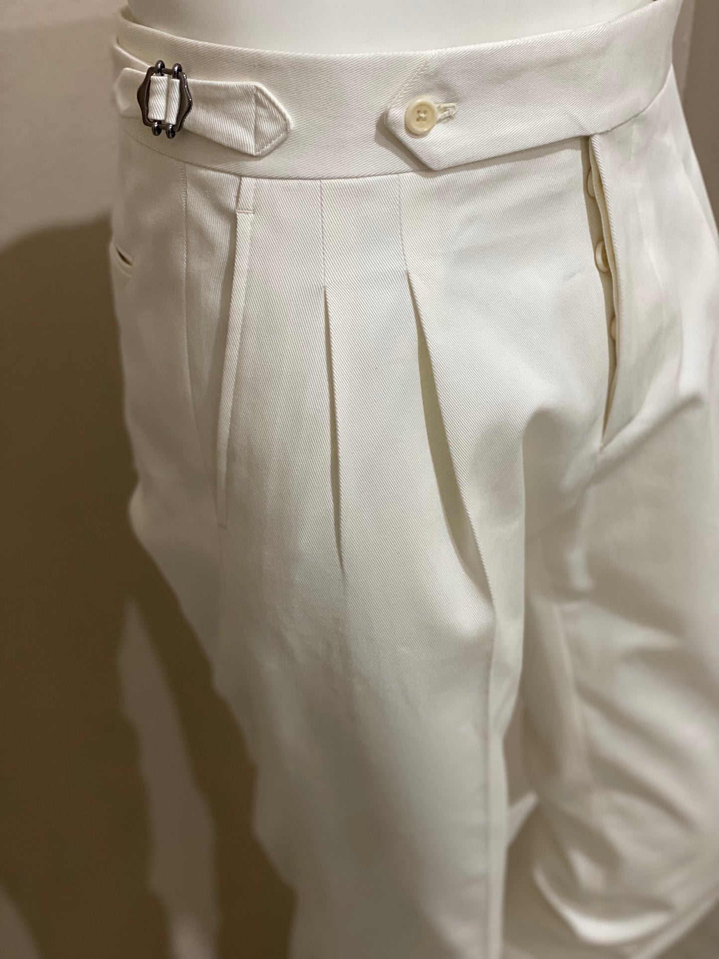 Cotton trousers with double pleats towards the outside - fabric by
 Sondrio