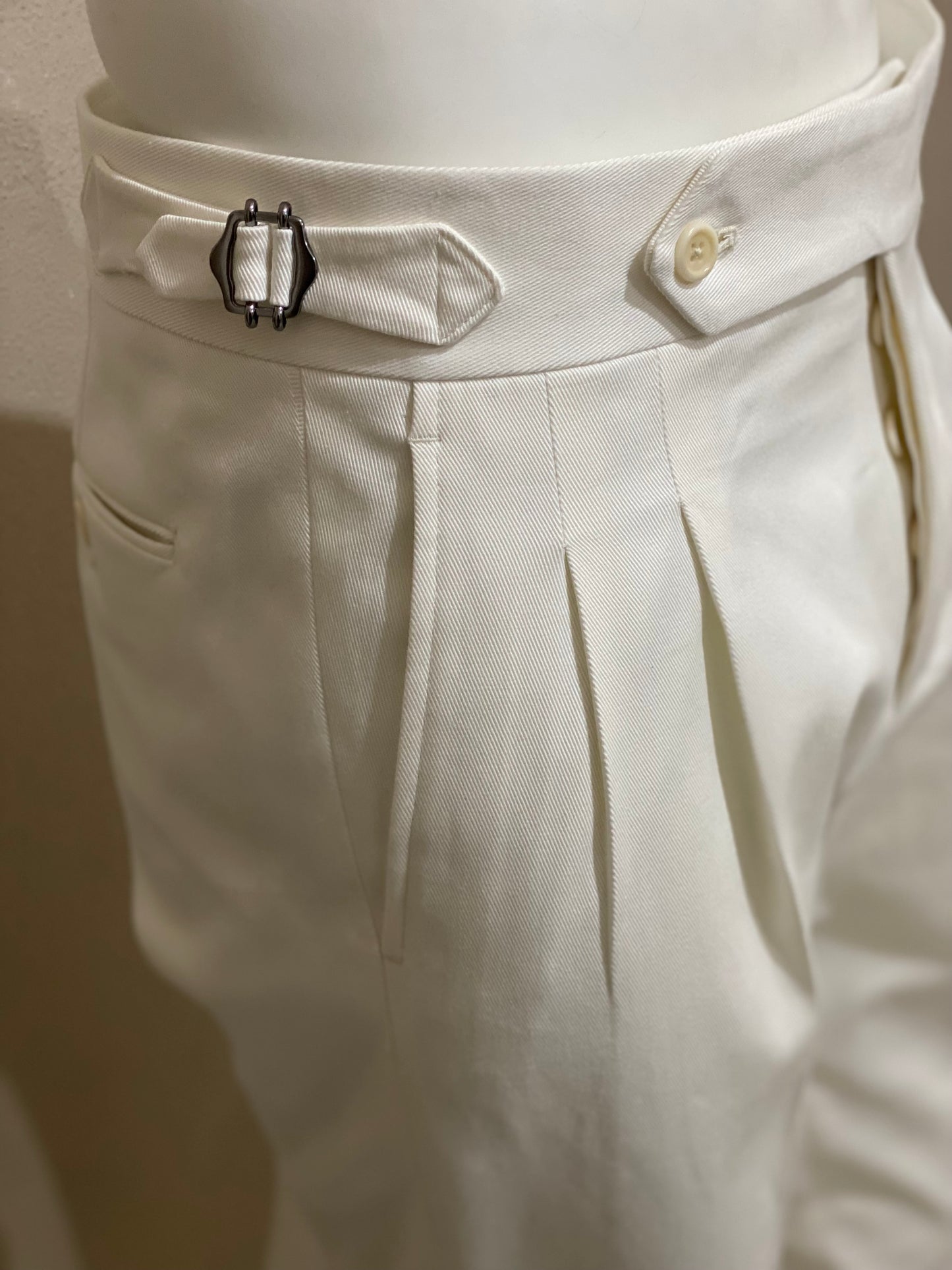 Cotton trousers with double pleats towards the outside - fabric by
 Sondrio