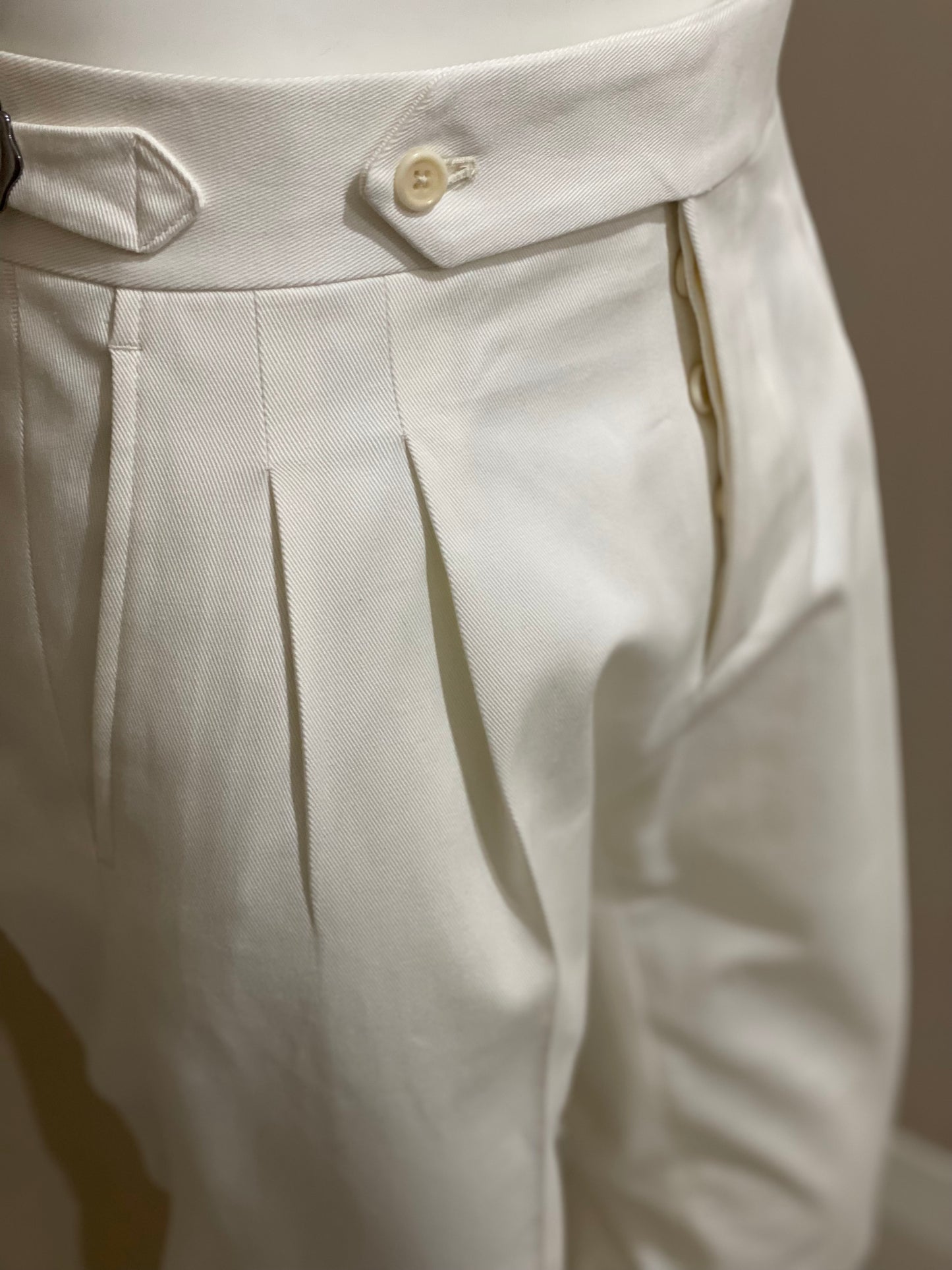 Cotton trousers with double pleats towards the outside - fabric by
 Sondrio