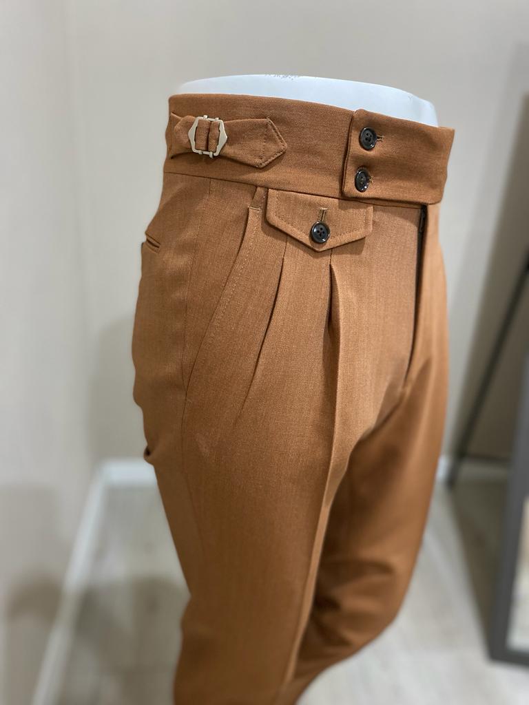 Pantaloni marrone in lana fresco con doppia pinces verso l'esterno cintura doppio bottoni -Ariston