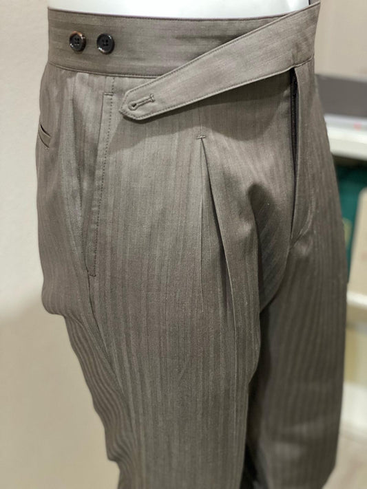 Pantalon en laine Solaro gris foncé à pli simple et ceinture boutonnée étendue - VBC