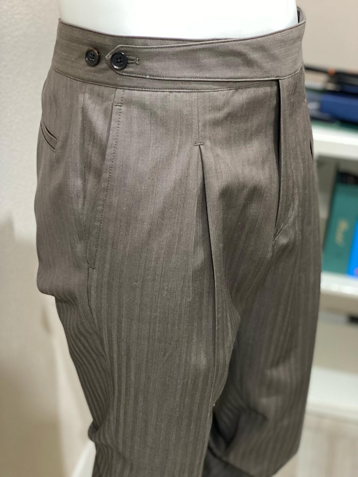 Pantalon en laine Solaro gris foncé à pli simple et ceinture boutonnée étendue - VBC