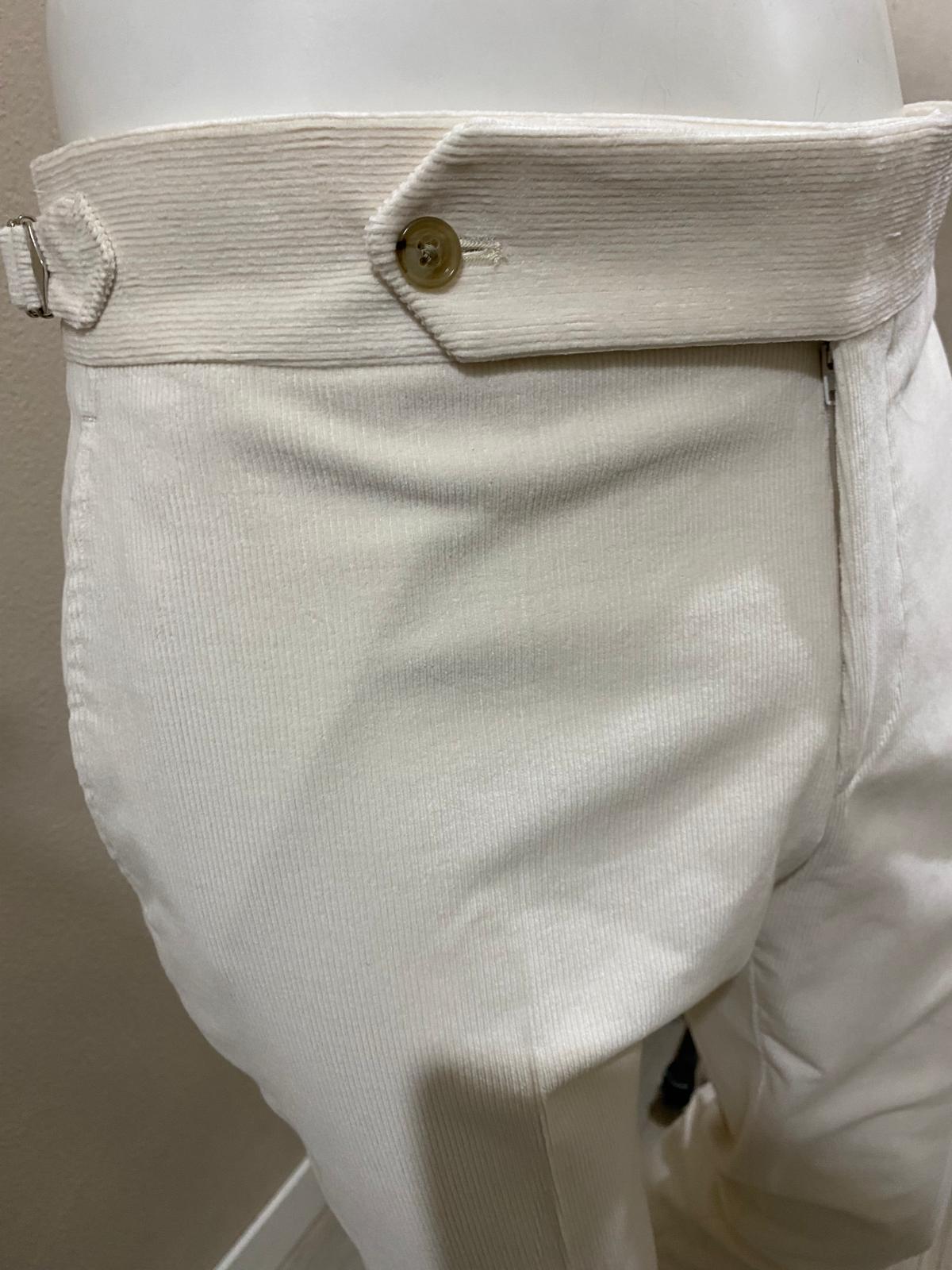 Pantalone in Velluto a Coste Panna esteso con un bottone con doppia pinces verso l'interno - Ariston