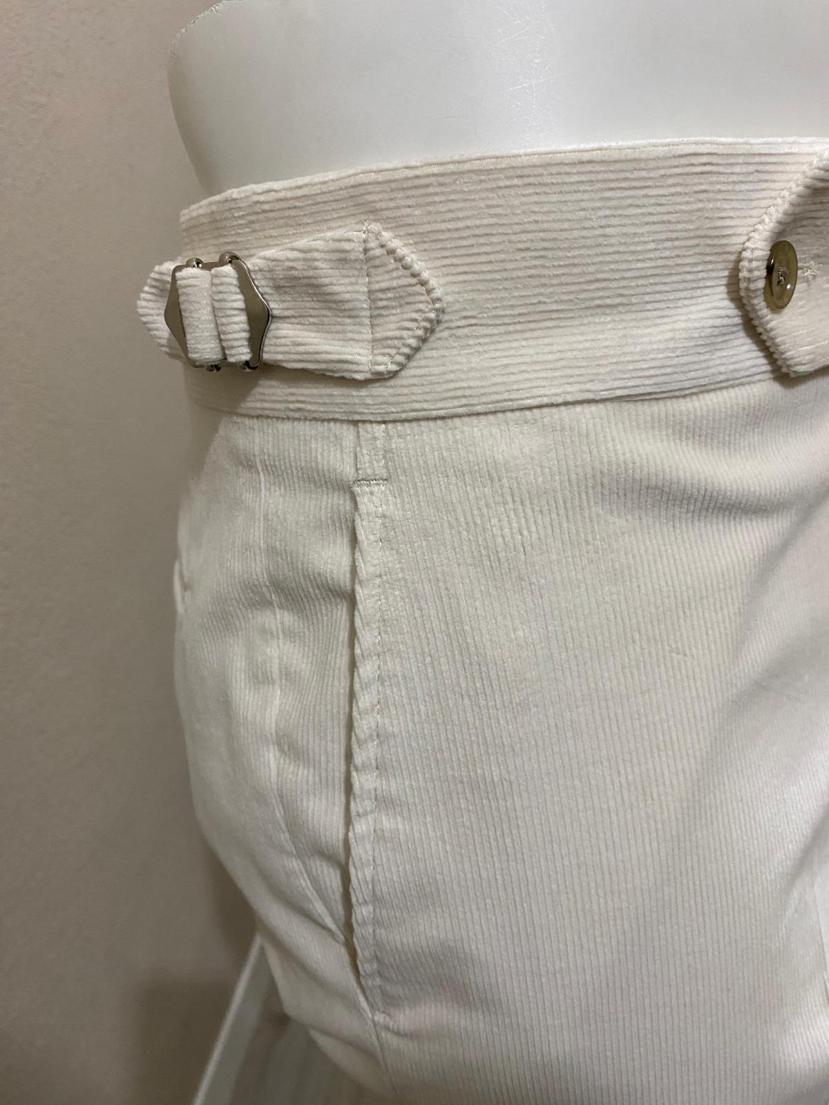 Pantalone in Velluto a Coste Panna esteso con un bottone con doppia pinces verso l'interno - Ariston