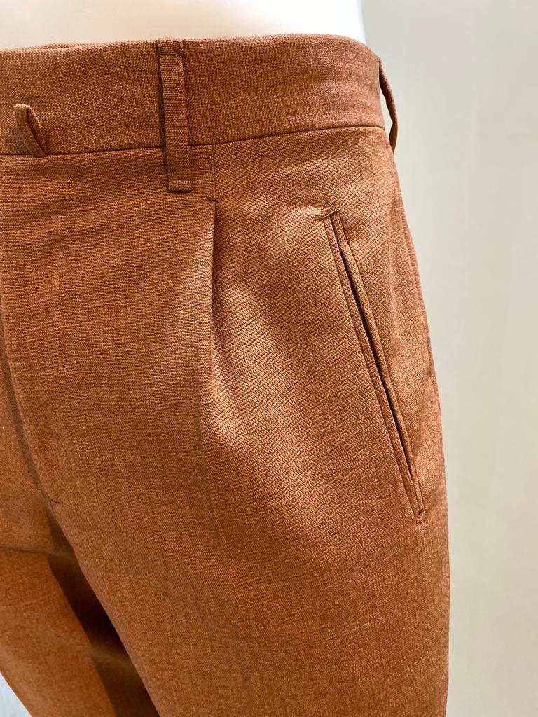 Pantalon en laine fresco à taille allongée à plis inversés marron tabac - VBC